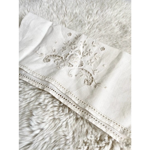 Vintage embroidered linen table runner - Picture 7 of 8